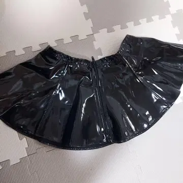 어픽스 파라파라 에나멜 백 지퍼 프릴 스커트