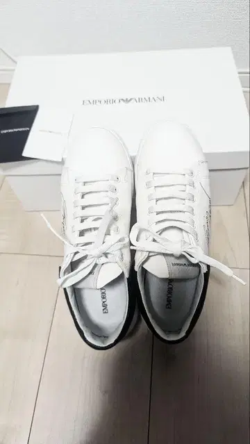 Emporio Armani 사인 포함 스니커즈 7M