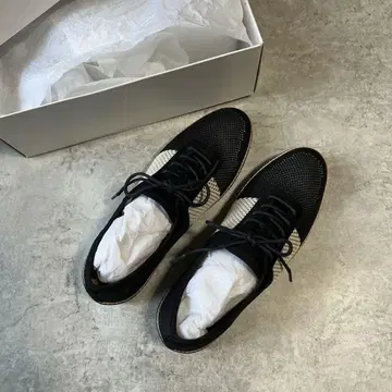 잉그 메쉬 소재 블랙 화이트 레이스업 스니커즈