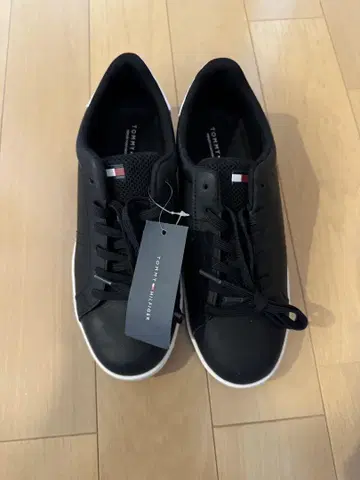 TOMMY HILFIGER 블랙 스니커즈