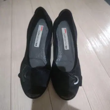 블랙 오픈토 펌프스 미들 힐
