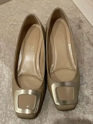 [ 새상품급, 인기 상품 ] 다이애나 베이지 핑크 로우힐 펌프스 23cm