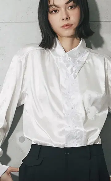 SMILE ORCHID 비대칭 옷깃 올 패턴 펄 장식 블라우스