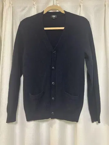 유니클로 네이비 V넥 가디건