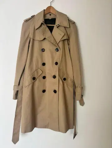 퍼 달린 베이지 트렌치코트