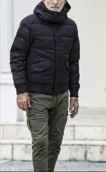 네이비 후드 부착 다운 자켓