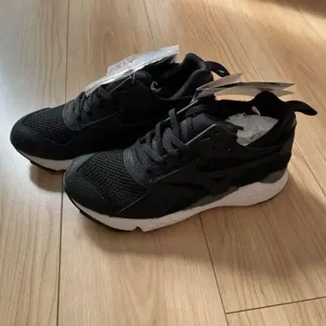 모모이로 클로버 Z x 다나카 마사히로 미즈노 미타 스니커즈 Mizuno