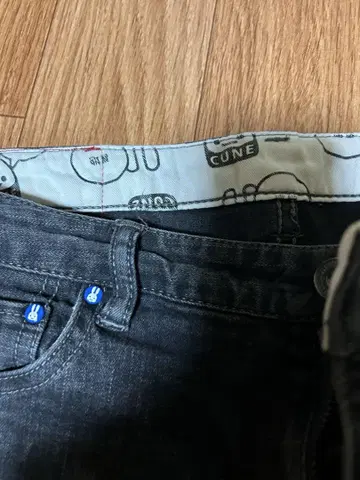 CUNE 다크 그레이 청바지