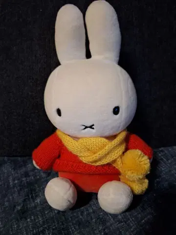 미피 봉제 인형 빨간 스웨터