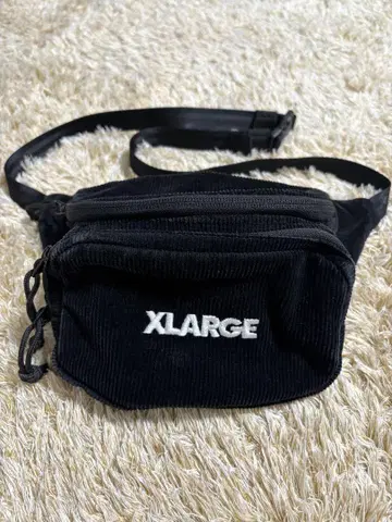 XLARGE 코듀로이 바디백 블랙