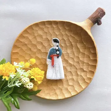 한국의 여아 브로치