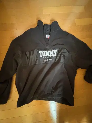 TOMMY JEANS 블랙 하프 지퍼