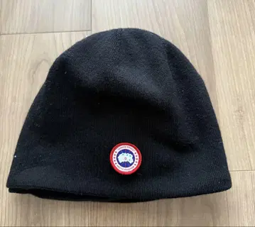 거의 새것 CANADA GOOSE 로고 패치 비니