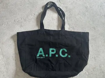 apc 블랙 토트백 로고