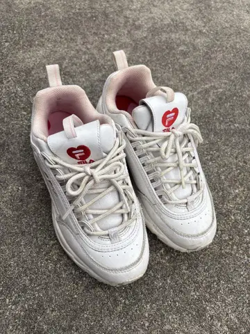FILA 화이트 스니커즈 하트 로고