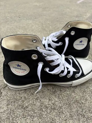 CONVERSE 블랙 하이컷 스니커즈