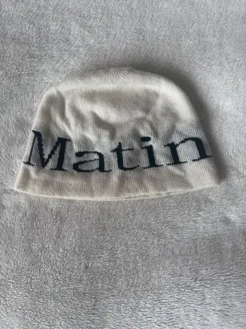 화이트 니트 모자 로고 Matin Kim