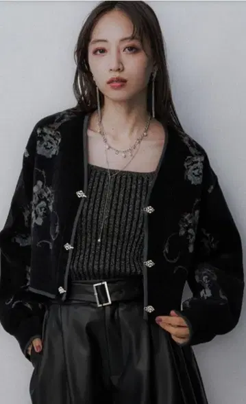몰 패턴 숏 V넥 가디건