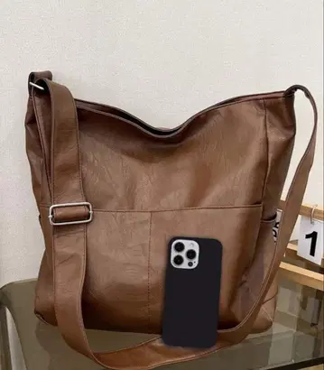 브라운 숄더백 합성 피혁