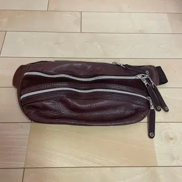 master-piece 다크 브라운 바디백