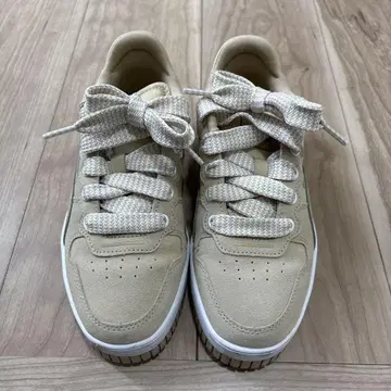 PUMA 베이지 스니커즈