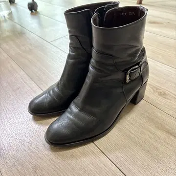 버클 장식 블랙 가죽 숏부츠