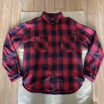 텐더 로인 빨간색과 검은색 체크 무늬 플란넬 셔츠