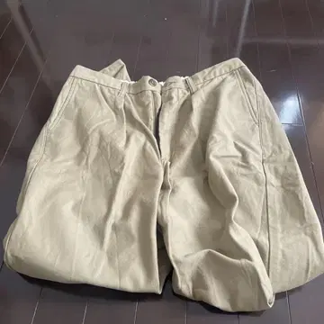 베이지 치노 팬츠