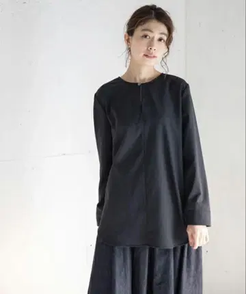 뮤닉 Munich 드라이 터치 옥스 2WAY 크루넥 블라우스