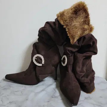 퍼 달린 다크 브라운 롱 부츠
