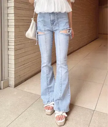 INGNI [ 사이드 리본 컷 아웃 플레어 데님 팬츠 ]