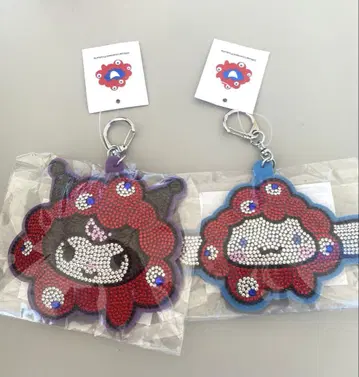오사카 간사이 박람회 미야쿠미야쿠 x 산리오 키라키라 키링 2종 세트
