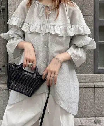 프릴이 달린 그레이 긴팔 블라우스