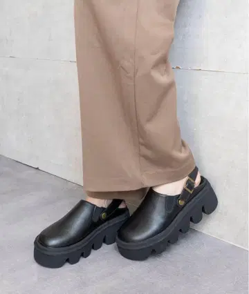 통굽 백 스트랩 사보 샌들 블랙