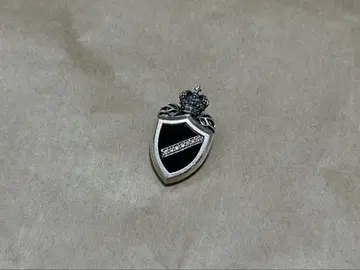 JUSTIN DAVIS CROWN SHIELD 펜던트