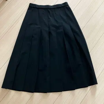 유니클로 와이드 플리츠 미디 스커트 블랙 XS 사이즈 블랙 유니클로