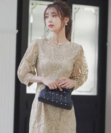 자수 장식 베이지 미디 드레스