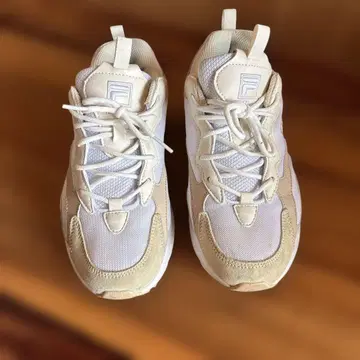 가격 인하 중! FILA 베이지 스니커즈