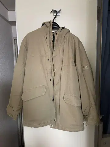 HELLY HANSEN 베이지 후드 부착 다운 자켓
