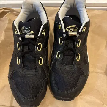 PUMA 블랙 스니커즈 골드 로고 리본