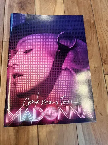 Madonna Confessions Tour 팜플렛