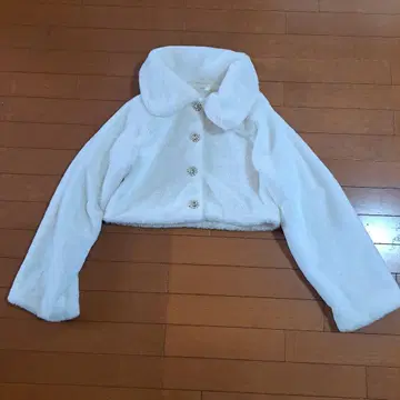 화이트 인조 모피 숏 기장 아우터
