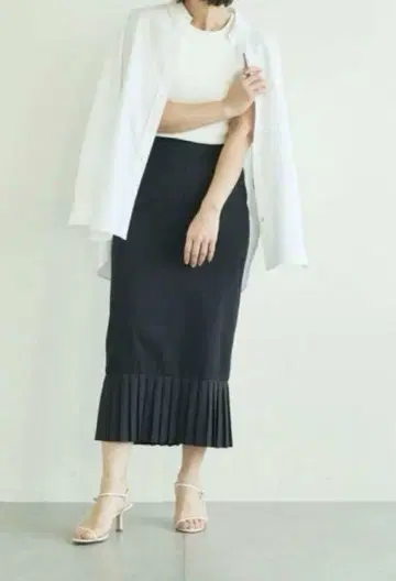 GALLARDA GALANTE 밑단 플리츠 미디 스커트 블랙 밑단 타이트