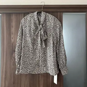 보타이 블라우스