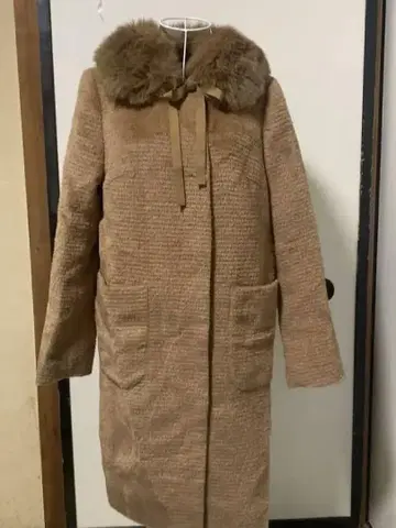 TO BE CHIC 베이지 퍼 옷깃 롱 코트