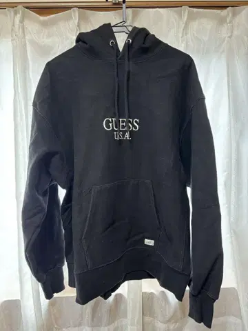 GUESS 블랙 후드티 후드 부착
