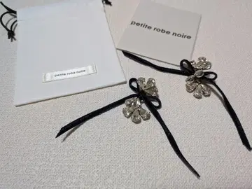 petite robe noire 꽃 모티브 귀걸이