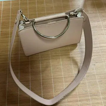 베이지 핸들 포함 숄더백