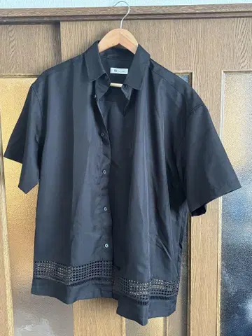 블랙 레이스 디테일 반팔 셔츠