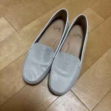 ing 화이트 가죽 슬립온 플랫슈즈